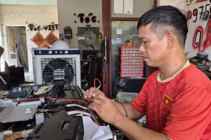 Nhờ có vốn và kinh nghiệm tích góp sau chuyến xuất ngoại, ông Tiến mở được cửa hàng sửa điện tử, điện lạnh.