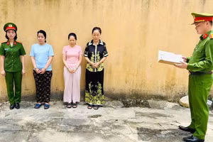 Các chủ tiệm vàng vừa bị khởi tố. 