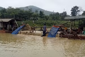 Doanh nghiệp tư nhân Hùng Hai thực hiện hút cát lên tàu (ngày 27/5/2025.