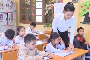 Cô giáo Lương Thị Thuý Hường, giáo viên Trường Tiểu học Kỳ Tân trúng cử đại biểu HĐND tỉnh Thanh Hóa.