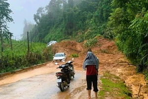 Hiện trường sạt lở đất khiến 3 ô tô gặp nạn.