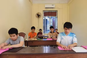 Những đứa trẻ khiếm thị nỗ lực học chữ ở Trung tâm Giáo dục dạy nghề, Hội người mù tỉnh Thanh Hoá.