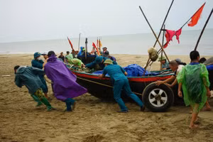 Ngư dân Thanh Hoá hối hả đưa thuyền lên bờ trước khi bão số 3 đổ bộ.