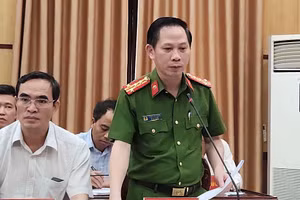 Đại tá Trịnh Văn Giang, Phó Giám đốc Công an tỉnh Thanh Hóa thông tin về việc khởi tố 6 bị can tại buổi họp báo chiều 10/7.