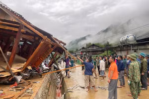 Một hộ gia đình ở xã biên giới Mường Lát bị sập hoàn toàn nhà cửa. 