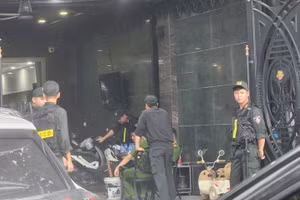 Nhiều cảnh sát có mặt tại nhà M. "gỗ" để thực hiện khám xét.