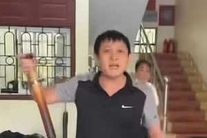 Ông Dương Văn H. xưng hô "mày - tao" với dân. (Ảnh cắt từ clip)