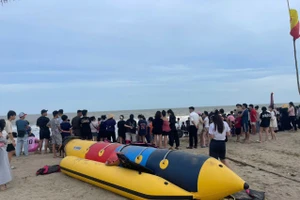 Người dân theo dõi quá trình tìm kiếm hai học sinh ở Thanh Hóa mất tích.