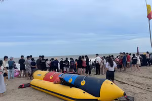 Người dân theo dõi quá trình tìm kiếm hai học sinh ở Thanh Hóa mất tích.