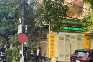 Công an Thanh Hóa có mặt ở phòng khám để điều tra nguyên nhân vụ bệnh nhân chết bất thường.