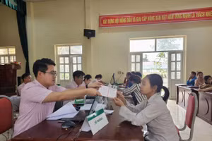 Người dân đến giao dịch tại xã miền núi Quan Sơn.