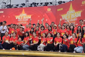 Hàng nghìn người ở Thanh Hoá tham gia chương trình "Cùng Việt Nam tiến bước".