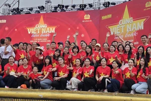 Hàng nghìn người ở Thanh Hoá tham gia chương trình "Cùng Việt Nam tiến bước".