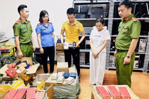 Tang vật là các loại nước hoa giả mạo các thương hiệu nổi tiếng thế giới được công an thu giữ.