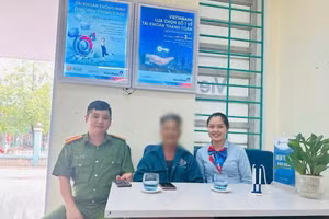 Lực lượng công an và cán bộ ngân hàng kịp thời ngăn chặn vụ lừa đảo chiếm đoạt tài sản.