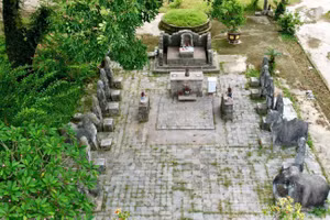 Khu lăng mộ đá cổ tọa lạc trong cụm Di tích nghệ thuật và thắng cảnh núi An Hoạch.