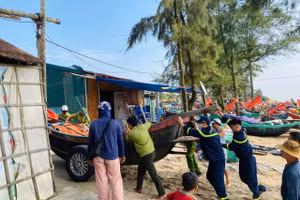 Lực lượng chức năng cùng người dân di chuyển tàu, thuyền đến khu vực an toàn.