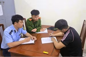 Cơ quan chức năng lập biên bản thanh niên thu tiền gửi xe của khách du lịch 200.000đ/lượt.