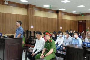 Nguyễn Thế Hùng, nguyên Giám đốc VPĐKDĐ TP Sầm Sơn cùng 43 đồng phạm hầu toà.
