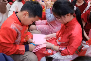 Học sinh làm lồng đèn Tết.