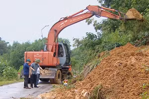 Nỗ lực khắc phục các vị trí sạt lở.