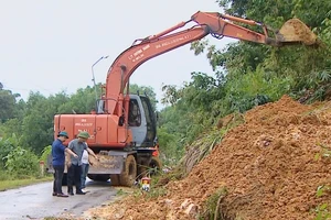 Nỗ lực khắc phục các vị trí sạt lở.