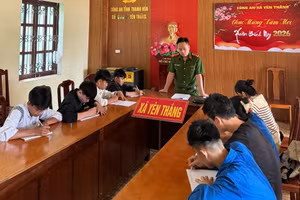 Lớp học ngay tại phòng họp của Công an xã Yên Thắng.