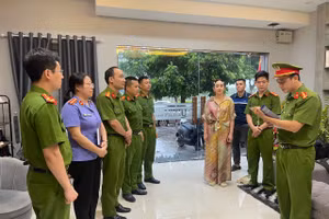 Cảnh sát đọc Lệnh khởi tố đối với Phạm Thị Hương Giang, vợ trùm giang hồ Vi "ngộ".