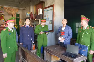 Cơ quan CSĐT Công an tỉnh Thanh Hoá thi hành Lệnh bắt bị can Lê Minh Vũ. (Ảnh: CATH). 