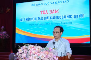 Thứ trưởng Bộ GD&ĐT Hoàng Minh Sơn phát biểu tại hội nghị