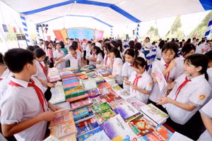 Học sinh thích thú với nhiều loại sách được trưng bày tại buổi lễ.