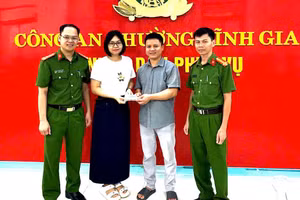 Công an phường Tĩnh Gia cùng cô giáo Lê Thị Huyền trao lại số tiền cho chủ nhân đã bỏ quên.