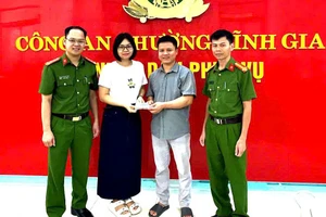 Công an phường Tĩnh Gia cùng cô giáo Lê Thị Huyền trao lại số tiền cho chủ nhân đã bỏ quên.