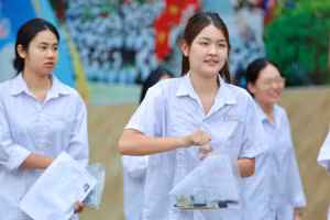 Thí sinh Thanh Hoá tự tin bước vào môn thi đầu tiên. Ảnh: Nguyễn Thùy