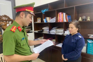 Cơ quan Cảnh sát điều tra Công an tỉnh tống đạt Quyết định khởi tố đối với Lê Thị Thanh Thuỷ về tội trốn thuế.