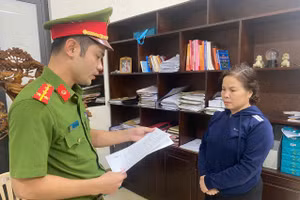 Cơ quan Cảnh sát điều tra Công an tỉnh tống đạt Quyết định khởi tố đối với Lê Thị Thanh Thuỷ về tội trốn thuế.