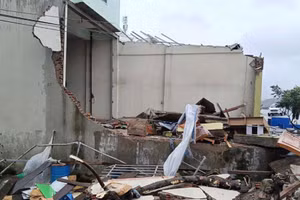 Nhiều căn nhà tại Thanh Hoá đổ sập, tốc mái.