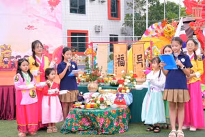 Học sinh trải nghiệm mâm cỗ Trung thu của nhiều quốc gia trên thế giới. 