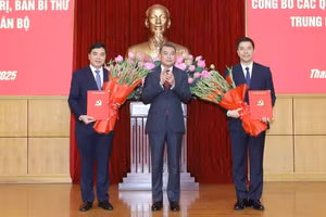 Trưởng ban Tổ chức Trung ương Lê Minh Hưng trao quyết định của Bộ Chính trị, Ban Bí thư cho ông Nguyễn Hoài Anh và ông Nguyễn Hồng Phong. 