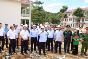 Phó Thủ tướng Lê Tiến Châu yêu cầu hoàn thành trường nội trú liên cấp Tiểu học và THCS Yên Khương trước năm học mới.