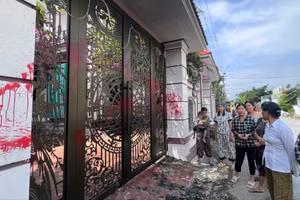 Người dân bức xúc tìm đến nhà chủ hụi.