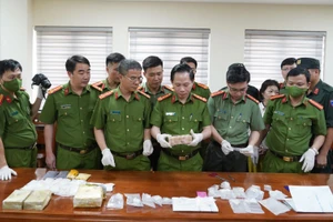 Lãnh đạo Công an tỉnh Thanh Hoá và Ban Chuyên án kiểm tra số tang vật thu giữ.
