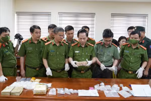 Lãnh đạo Công an tỉnh Thanh Hoá và Ban Chuyên án kiểm tra số tang vật thu giữ. 