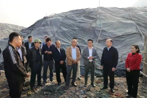 Phó Chủ tịch UBND tỉnh Thanh Hoá Cao Văn Cường kiểm tra thực tế tại khu xử lý rác thải.