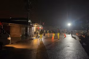 Lực lượng công an có mặt bảo vệ hiện trường, điều tra nguyên nhân vụ án.