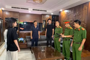 Cảnh sát đọc Lệnh khám xét nhà Mạnh "gỗ".