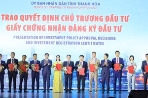 Lãnh đạo tỉnh Thanh Hóa trao Quyết định chủ trương đầu tư, Giấy chứng nhận đăng ký đầu tư cho các dự án.
