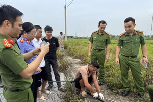 Lực lượng công an thực nghiệm điều tra tại hiện trường. (Ảnh: CATH)