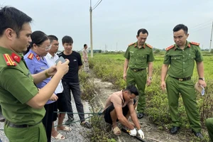 Lực lượng công an thực nghiệm điều tra tại hiện trường. (Ảnh: CATH)