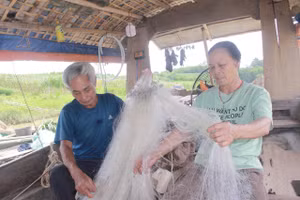 Vợ chồng ông Tao đã thoát nghèo nhờ nuôi cá lồng.